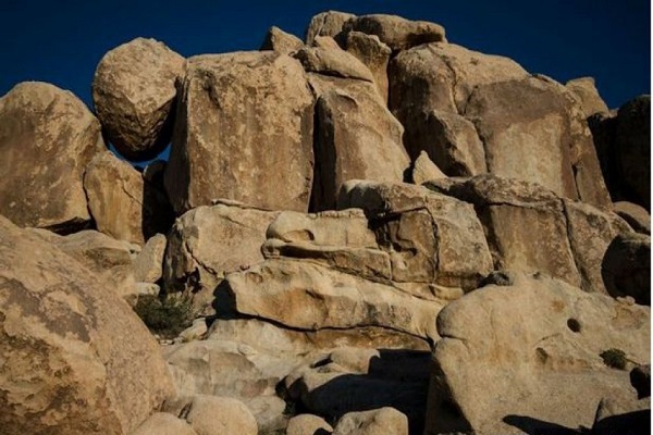 Bambina tra le rocce: riesci a vederla?