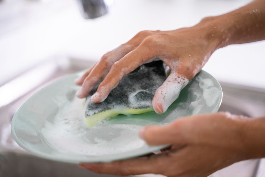 Lavare le mani spesso, come metterle a contatto con detergenti e detersivi, può lederne la salute