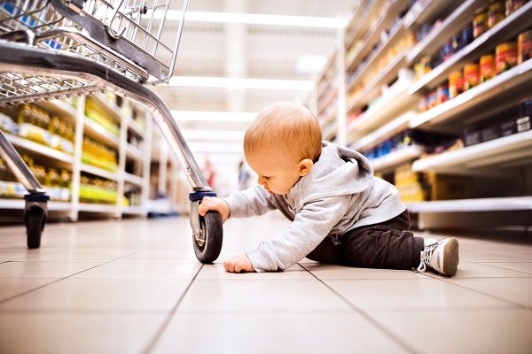 Bimbo gioca sdraiato sul pavimento del supermercato video
